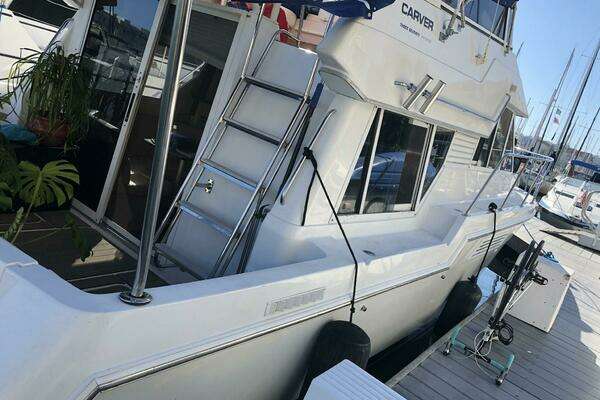 Photo of the 1999 Carver 370 "Hihope"