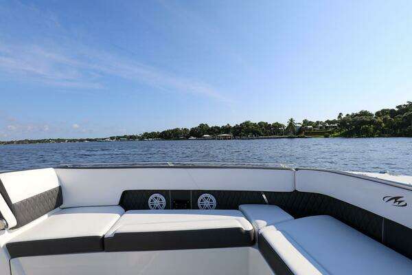 Monterey 385 Super Sport Yacht For Sale