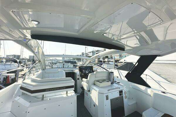 Cruisers Yachts 390 Express Coupe Yacht For Sale