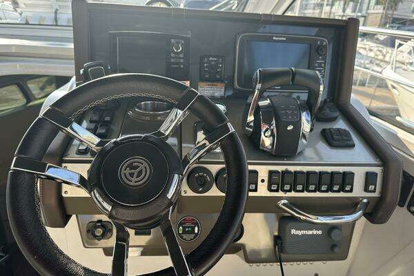 Cruisers Yachts 390 Express Coupe Yacht For Sale