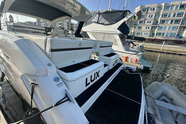 2017 Cruisers Yachts 39