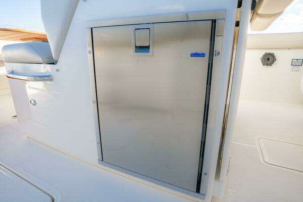 Boston Whaler 330 Outrage Yacht For Sale
