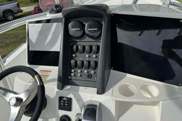 23ft Boston Whaler Yacht For Sale