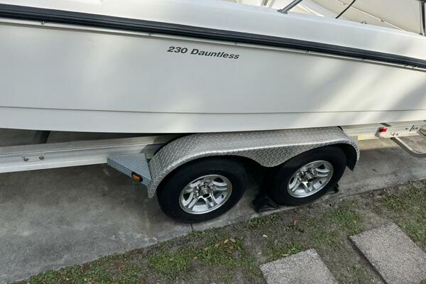 23ft Boston Whaler Yacht For Sale