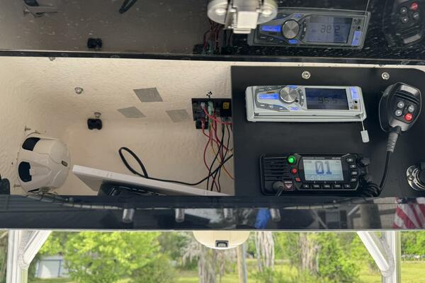 23ft Boston Whaler Yacht For Sale