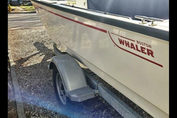 17ft Boston Whaler Yacht For Sale