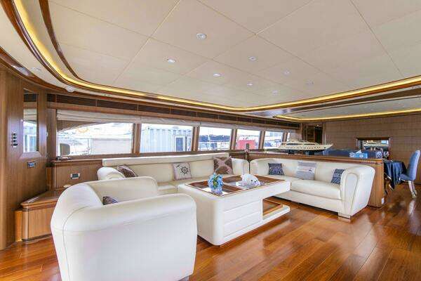 2005 Custom Line 111