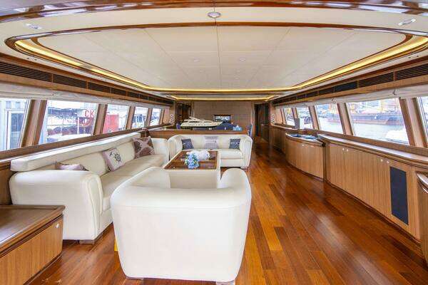 2005 Custom Line 111