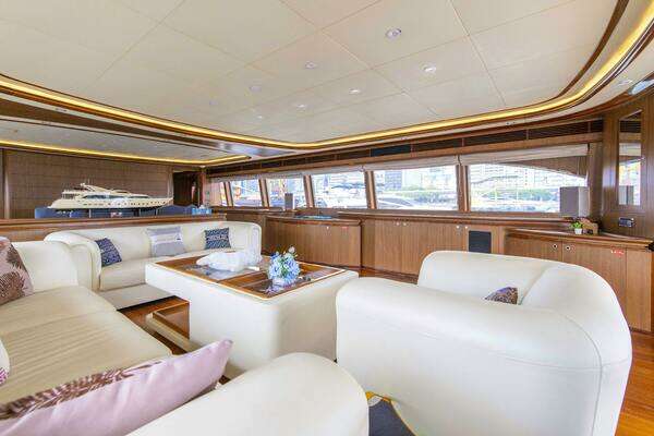 2005 Custom Line 111