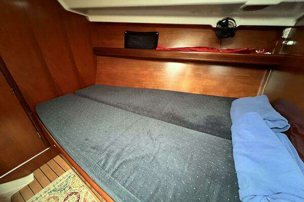 Photo of the 2001 Beneteau 411 "PUA"