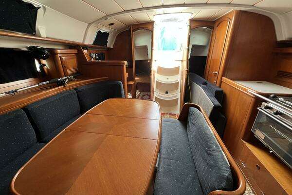 Photo of the 2001 Beneteau 411 "PUA"