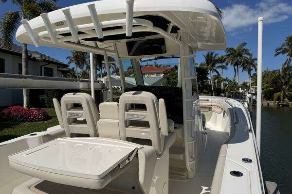Boston Whaler 330 Outrage Yacht For Sale