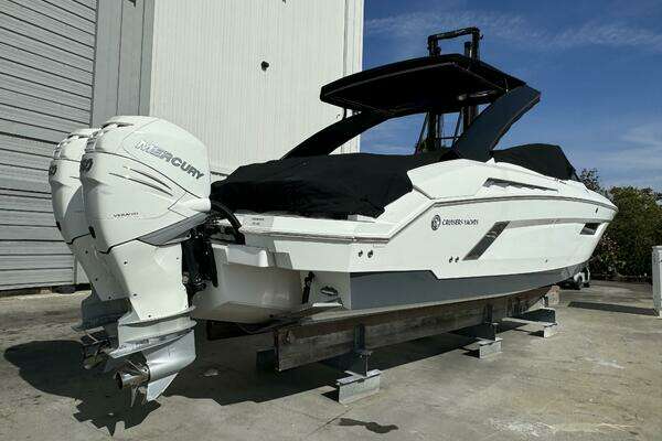 2019 Cruisers Yachts 34