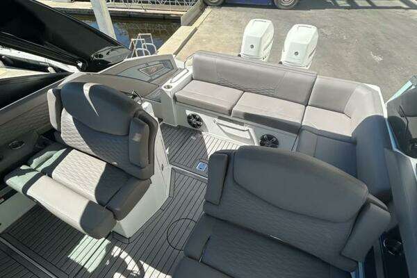 2019 Cruisers Yachts 34