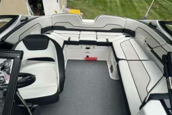 Photo of the 2018 Yamaha Boats SX210