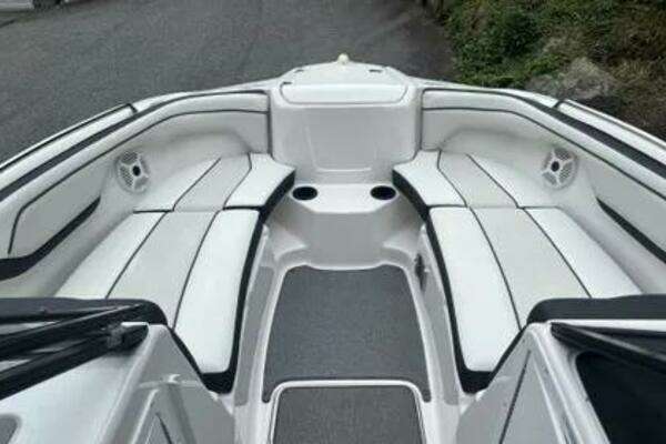 Photo of the 2018 Yamaha Boats SX210