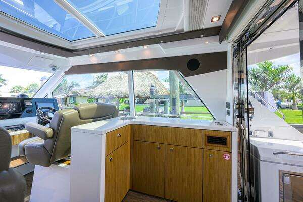 Cruisers Cantius Yacht For Sale