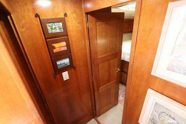 Navigator 4800 Classic Yacht For Sale