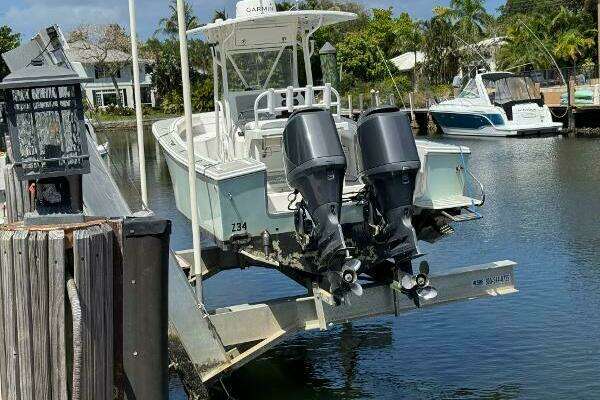 Photo of the 2005 Regulator 23 Center Console