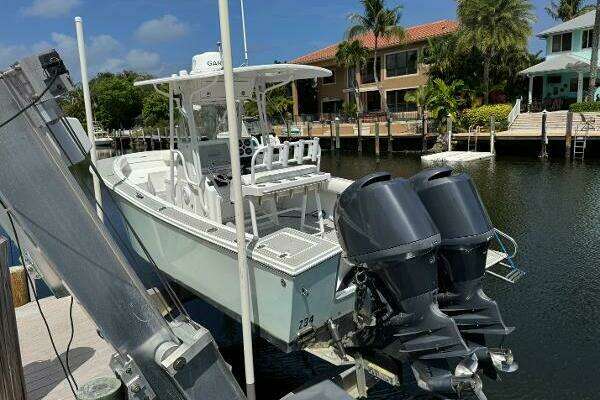 Photo of the 2005 Regulator 23 Center Console