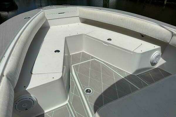 Photo of the 2005 Regulator 23 Center Console