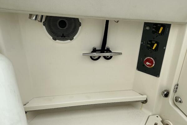 24ft Boston Whaler Yacht For Sale