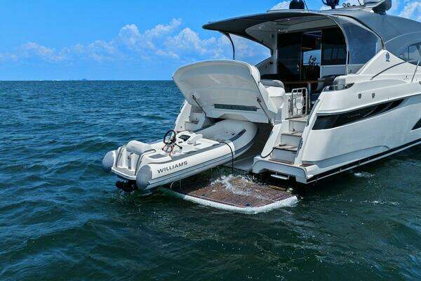 Riviera 5400 Sport Yacht Yacht For Sale