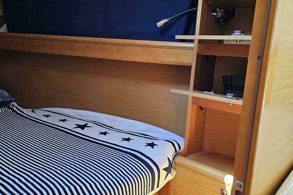 Photo of the 2016 Jeanneau 379 "Tharos"