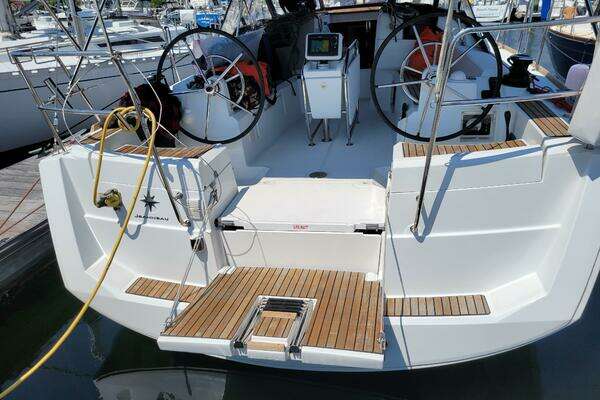 Photo of the 2016 Jeanneau 379 "Tharos"