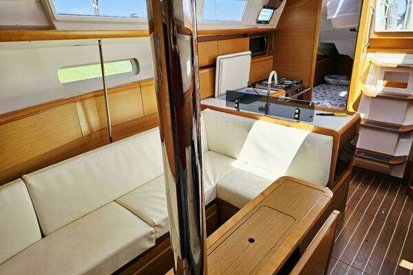 Photo of the 2016 Jeanneau 379 "Tharos"