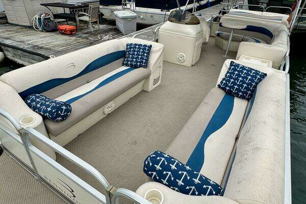 Photo of the 2002 Bennington 257L Pontoon Boat