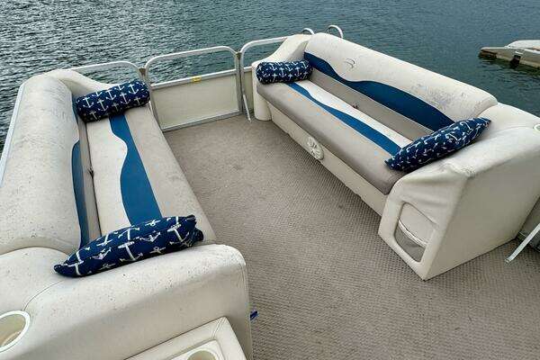 Photo of the 2002 Bennington 257L Pontoon Boat