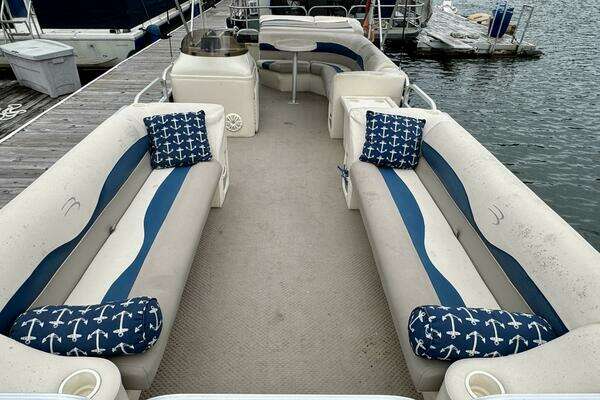 Photo of the 2002 Bennington 257L Pontoon Boat