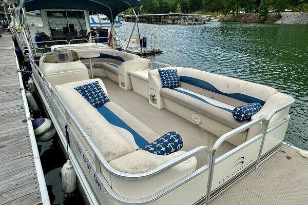 Photo of the 2002 Bennington 257L Pontoon Boat