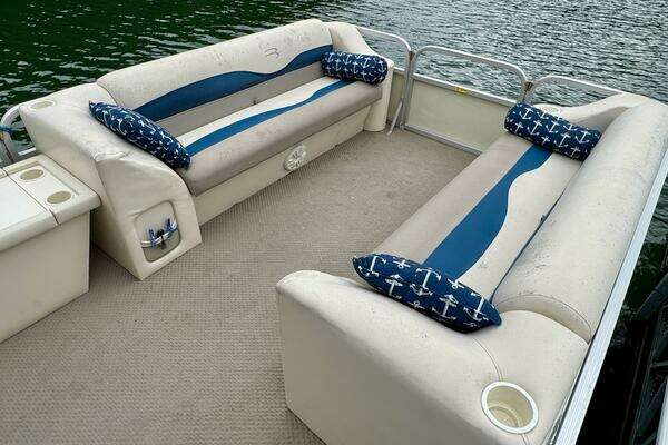 Photo of the 2002 Bennington 257L Pontoon Boat