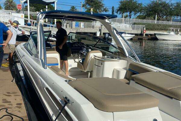 Photo of the 2014 Sea Ray 270 SLX