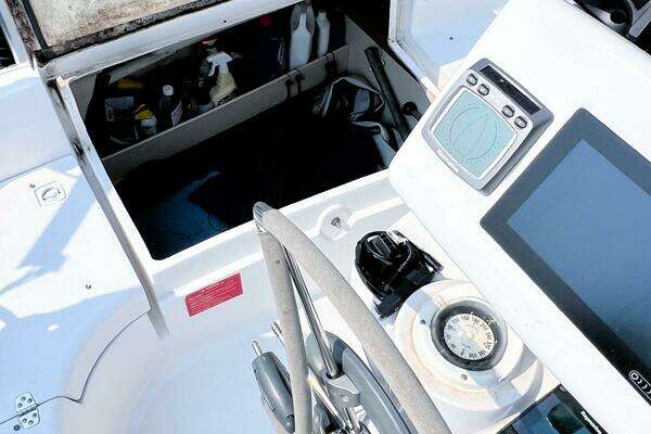 Photo of the 2002 Hunter 356 "MURDER SHE BOAT"