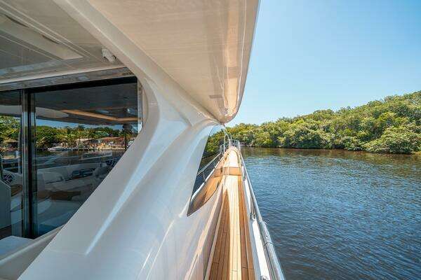 Azimut 75 Fly Yacht For Sale