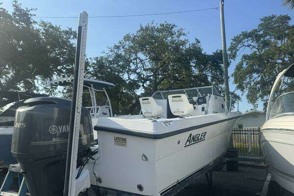 Photo of the 2004 Angler 220 Walkaround