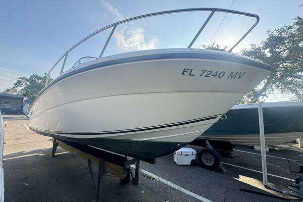 Photo of the 2004 Angler 220 Walkaround