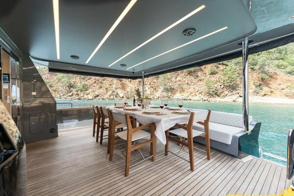 27 M DELUXE MOTOR YACHT 88ft Falcon Yacht For Sale