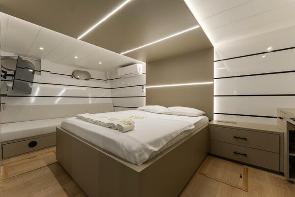27 M DELUXE MOTOR YACHT 88ft Falcon Yacht For Sale