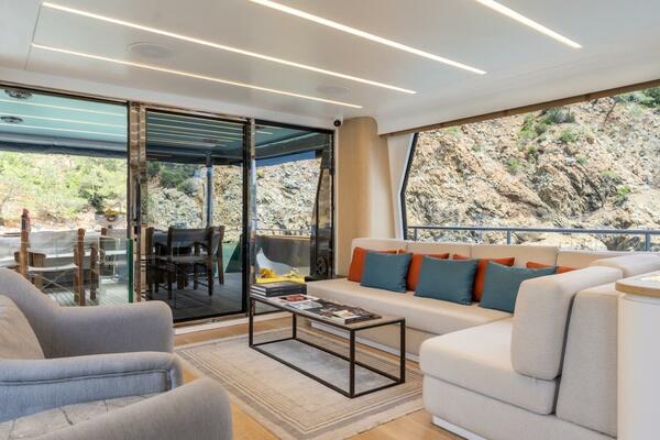 27 M DELUXE MOTOR YACHT 88ft Falcon Yacht For Sale