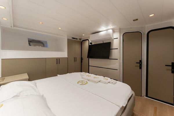 27 M DELUXE MOTOR YACHT 88ft Falcon Yacht For Sale