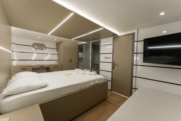27 M DELUXE MOTOR YACHT 88ft Falcon Yacht For Sale