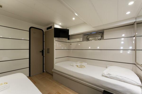 27 M DELUXE MOTOR YACHT 88ft Falcon Yacht For Sale