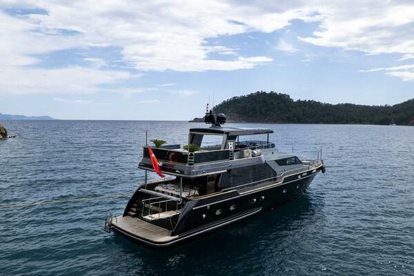 27 M DELUXE MOTOR YACHT 88ft Falcon Yacht For Sale