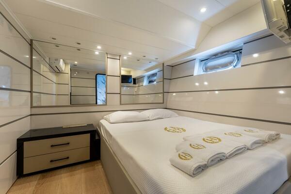27 M DELUXE MOTOR YACHT 88ft Falcon Yacht For Sale