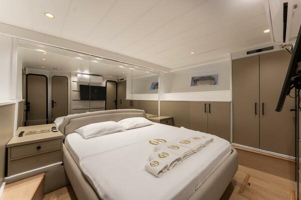 27 M DELUXE MOTOR YACHT 88ft Falcon Yacht For Sale