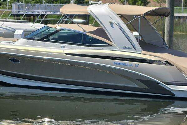 Photo of the 2015 Formula 330 Crossover Bowrider